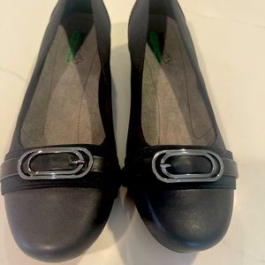 Baretraps Black flats